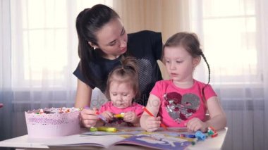 İki küçük kız anneleri ile çizim. Timelapse. Portre. HD.