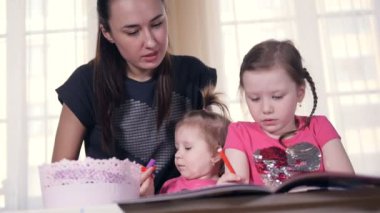 Slowmotion anne ve iki kızı ateş. Portre. Yakın çekim. HD.