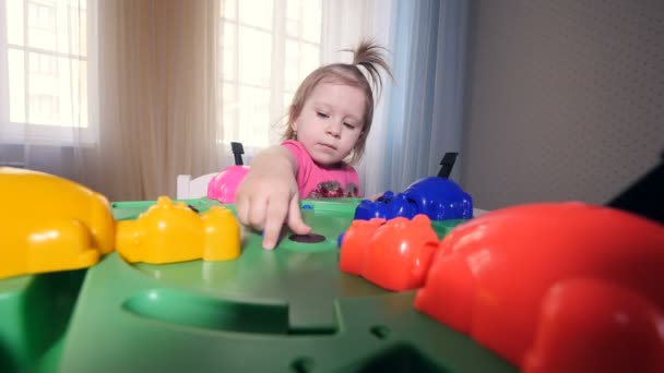 Il ritratto della bambina che gioca con il giocattolo. Primo piano. HD . — Video Stock