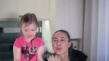 Çocuğuyla birlikte oynarken gülümseyen anne. Portre. Slowmotion. HD.