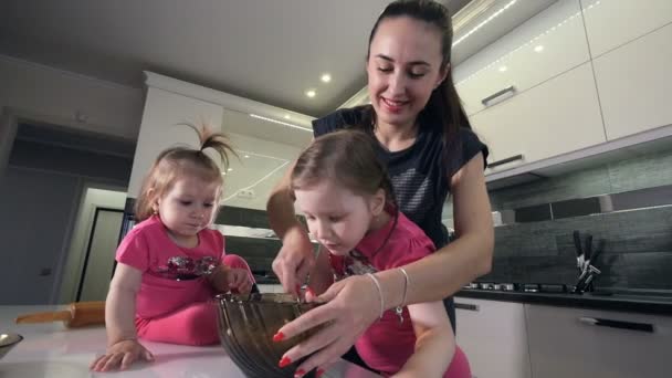 De slowmotio schieten van de moeder en twee dochters mengen tot het deeg. Portret. HD. — Stockvideo