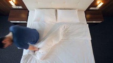 Adam yatakta uyuyacak. 4k.