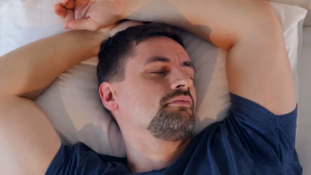 Het portret van de man die lijden aan slapeloosheid. 4k. — Stockvideo