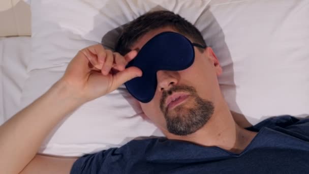 L'homme souffrant d'insomnie. Gros plan. 4K . — Video