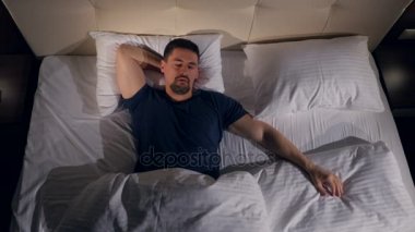 Horlama adam portresi. Yukarıdan çekim. 4k.