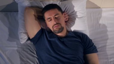 Horlama adam close-up. Portre. 4k.