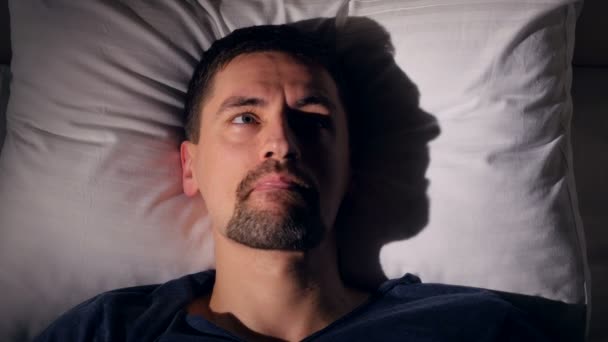 Deprimerad mannen försöker somna. Närbild. 4k. — Stockvideo