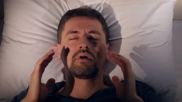 El retrato del hombre que sufre de dolor de cabeza. Primer plano. 4K . — Vídeo de stock