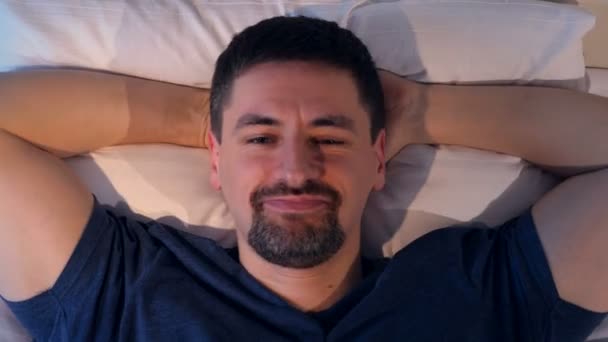 Het portret van het lachen man gaan slapen. Close-up. 4k. — Stockvideo