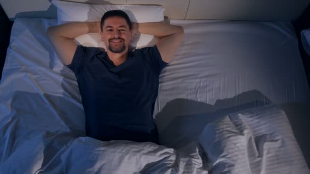 El primer plano del guiño que se va a dormir. 4K . — Vídeos de Stock