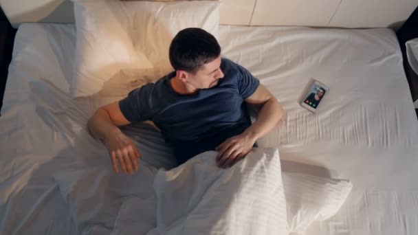 Pria tidur yang bahagia menjawab panggilan telepon. 4K . — Stok Video