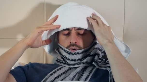 Porträttet av den sjuka människan lider av huvudvärk. 4k. — Stockvideo