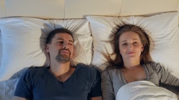 Due persone felici e soddisfatte distese nel letto. Felice concetto di vita sessuale. 4K . — Video Stock