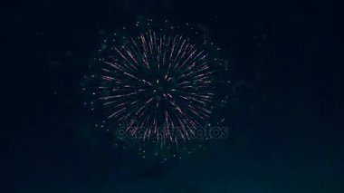 Yeşil ve kırmızı havai fişek karanlıkta vardır.