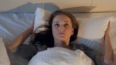 Sinirli kadın tarafından gürültü rahatsız. Yakın çekim. 4k.