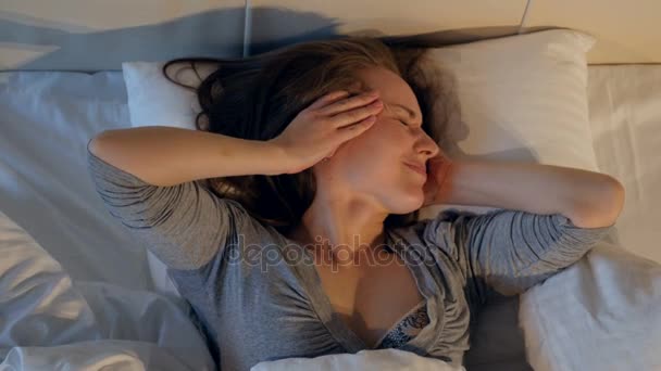 Mujer que sufre de dolor de cabeza. Primer plano. 4K . — Vídeo de stock