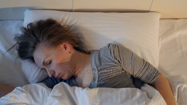 El retrato de la mujer roncando. Primer plano. 4K . — Vídeos de Stock