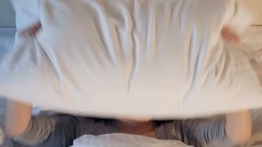 Dalga geçmeyi, yatakta komik surat neşeli kadın. Yakın çekim. 4k.