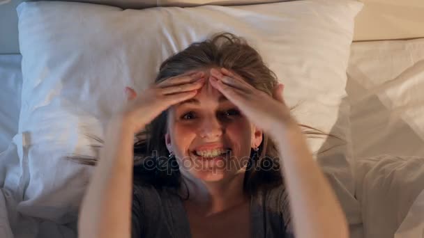 Mujer alegre y feliz metiéndose en la cama. Primer plano. 4K . — Vídeos de Stock