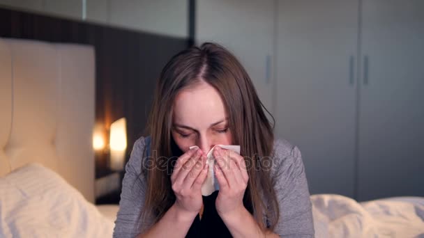 Het portret van de niezen vrouw. Close-up. 4k. — Stockvideo