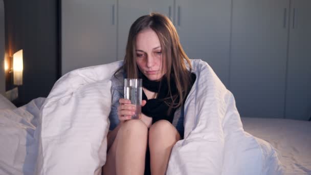 Het drinkwater voor zieke vrouw zittend op het bed. 4k. — Stockvideo