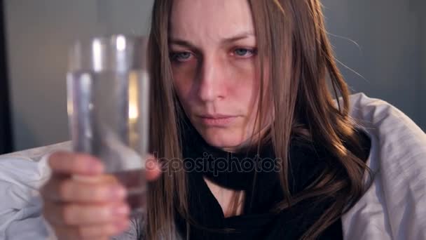 A boldogtalan nő iszik a gyógyszert. Portré. Közelről. 4k. — Stock videók