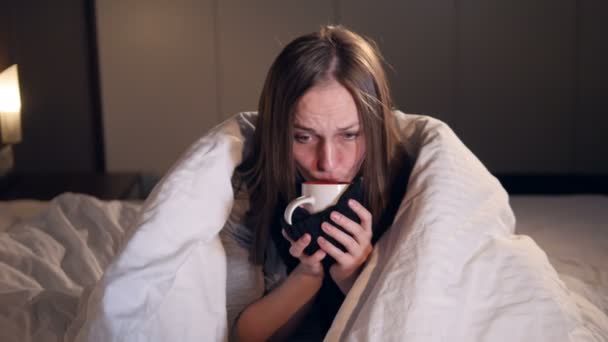 Porträttet av den sjuka kvinnan dricka varm te. Närbild. 4k. — Stockvideo