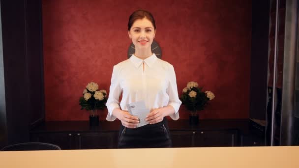 Réceptionniste à la réception de l'hôtel rencontrer des invités. 4K . — Video