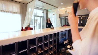 Konuşmak telefon Yöneticisi lobi, Konuklar tanışın. 4k.