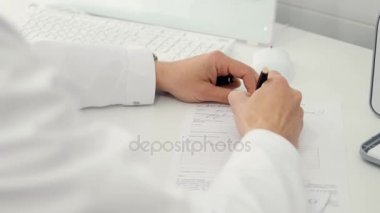 Profesyonel doktor kliniğinde evrak işi tarifi, yazar. Sağlık ve sigorta kavramı. 4k.