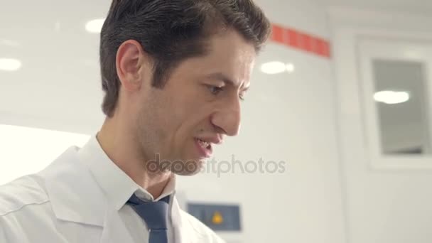 Портрет профессионального врача-мужчины на работе . — стоковое видео