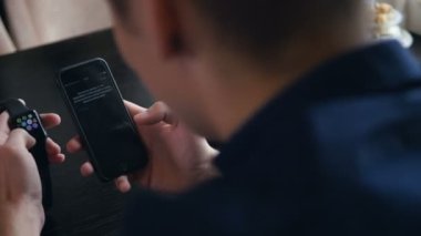 Hem smartwatch ve smartphone yakından bakın. Yüzü yok. 4k.