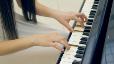 Piyano piyanistler eller close-up. Steadicam. 4k.