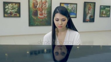 Oyun müzisyen portresi. Steadicam. 4k.