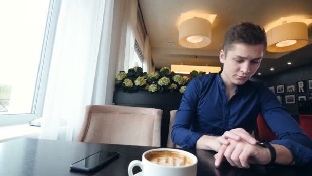 Un jeune homme souriant avec la smartwatch. Slider. Portrait . — Video