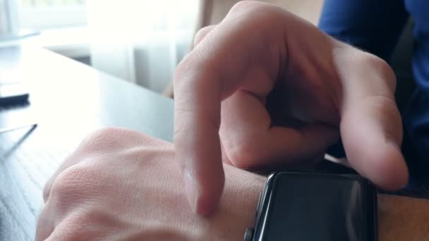 Detail smartwatchs displeje. Bez tváře. HD. — Stock video
