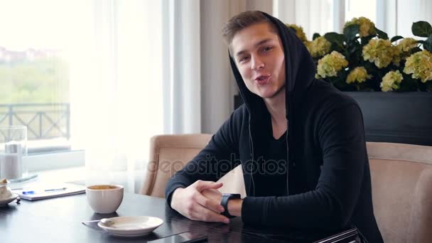 El joven bailando y señalando el reloj inteligente. Retrato. HD . — Vídeos de Stock