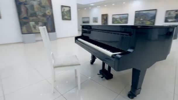 Närbild av pianot från galleriet. Steadicam. 4k. — Stockvideo