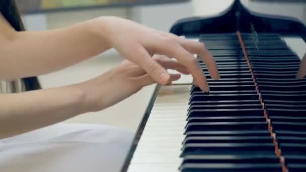 De close-up van de handen van de muzikant pianospelen. Geen gezicht. 4k. — Stockvideo