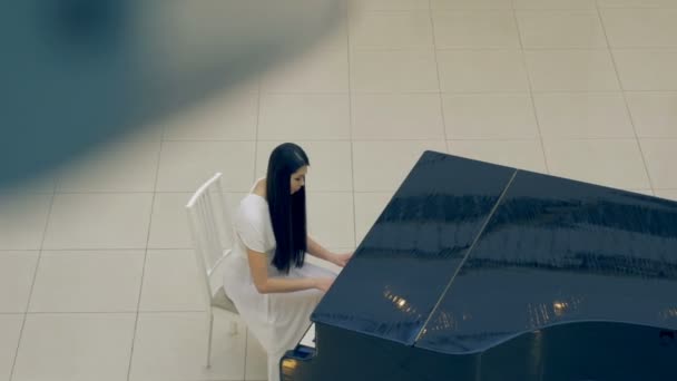 Flicka pianisten spela piano. 4k. — Stockvideo