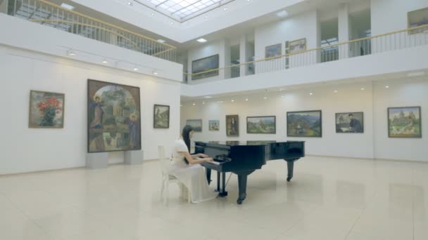 Dívka hudebník hraje na klavír. Steadicam. 4k. — Stock video