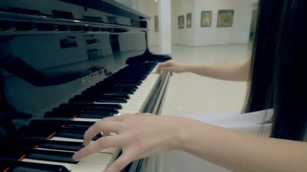 Oredovisade flicka spela piano. Steadicam. Närbild. 4k. — Stockvideo