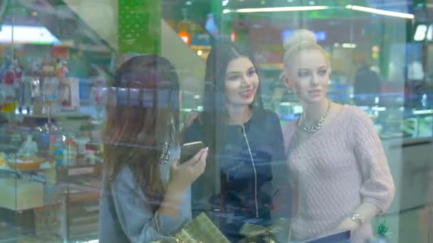 Femmes amis acheter à vitrine dans le centre commercial . — Video