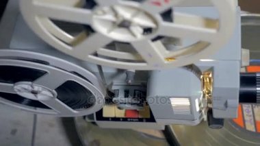 Operasyonda eski moda film projektör