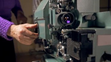 Operasyonda eski moda film projektör