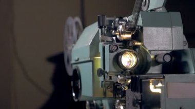 Eski mekanik film projektör çalışma
