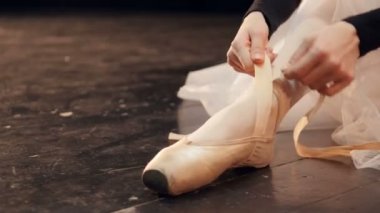 Onu ayakkabı koyarak balerin