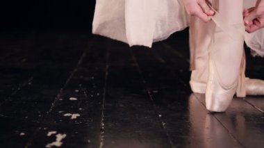 Bale ayakkabıları koyarak kadın dansçı