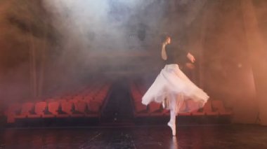 Boş salonda prova balerin