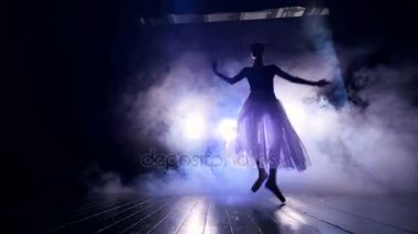 Duman sahnede dans balerin